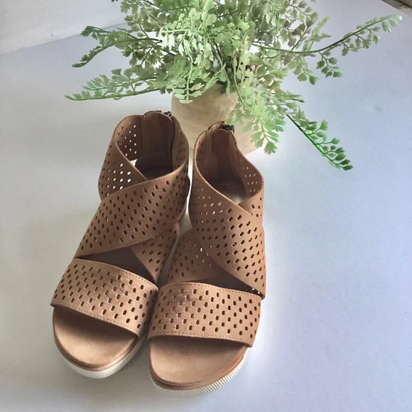 NWOT Eileen Fisher Sandal Size 6 - Picture 1 of 6